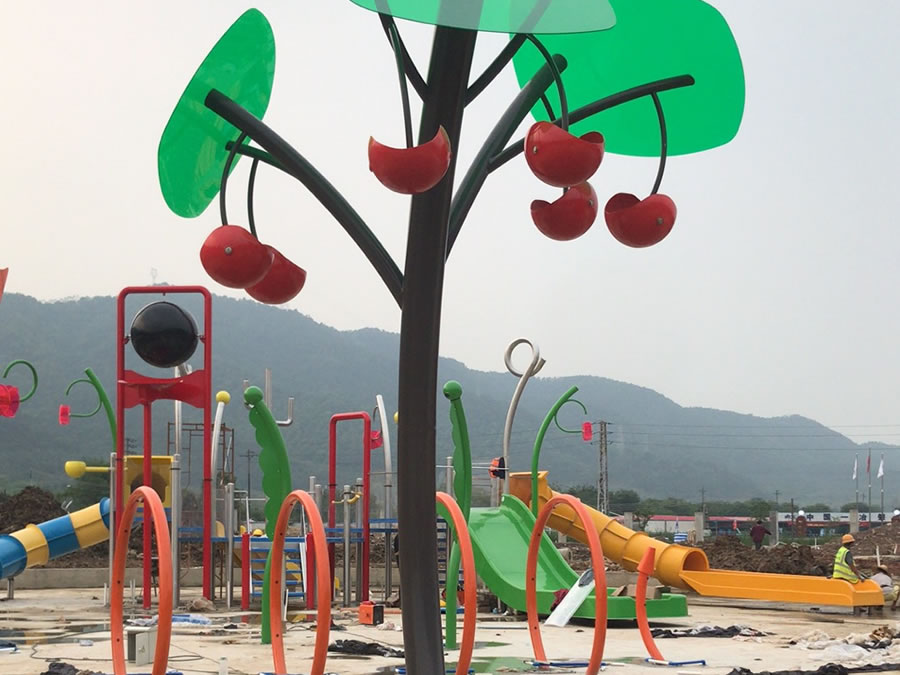 蘋(píng)果樹(shù)倒水桶